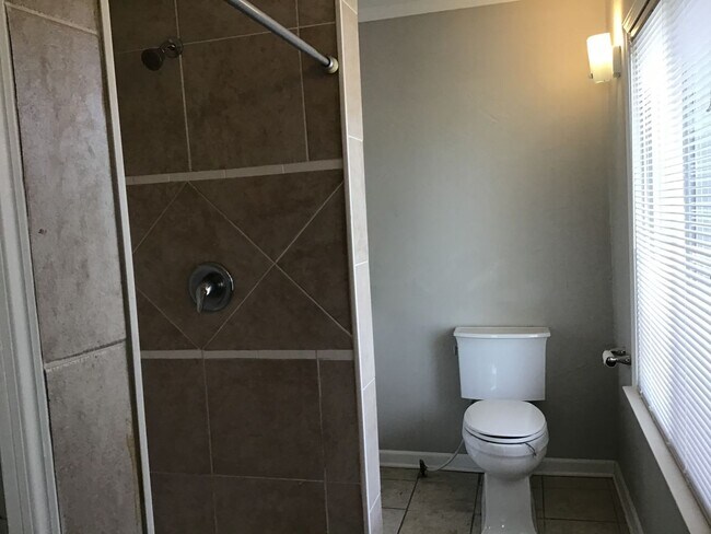 Building Photo - Single Family Home 3 beds 2 full bath Available Now!