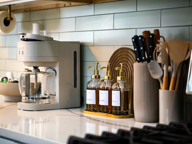 Building Photo - 5252 W 45th St