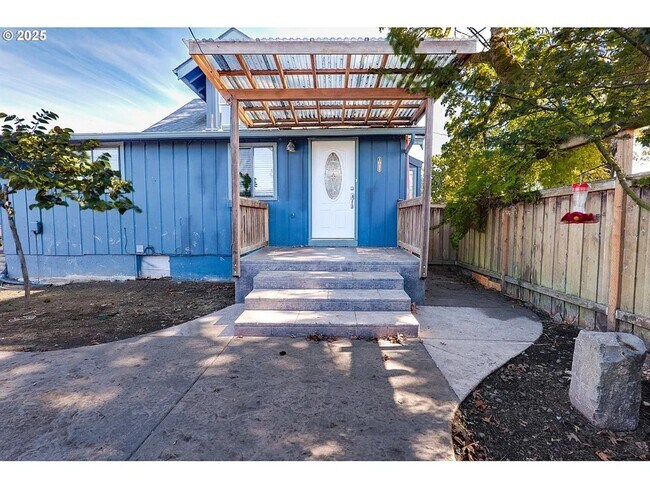 Building Photo - Rare Single Family Home  W/ 2 car garage