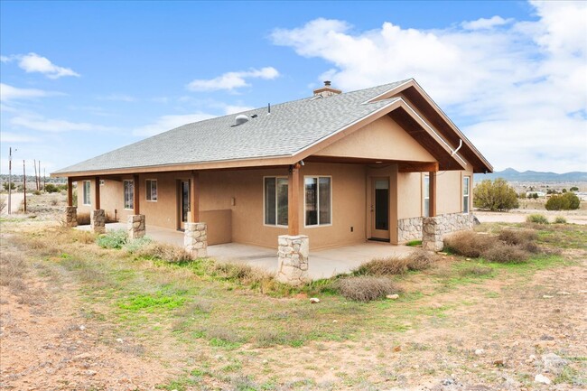 Building Photo - 815 E Paniolo Wy