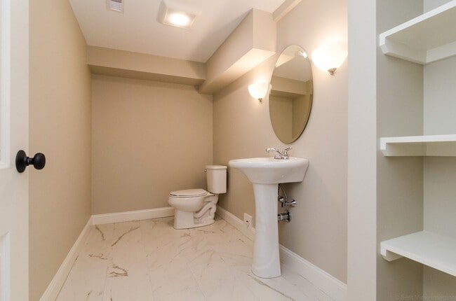 Building Photo - 718 Main St