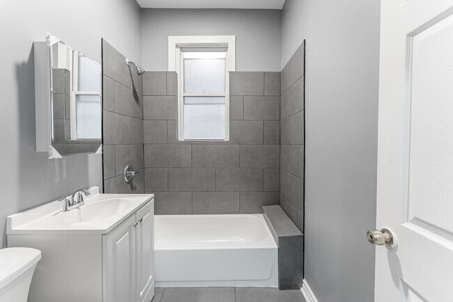 Building Photo - 1426 S Avers Ave