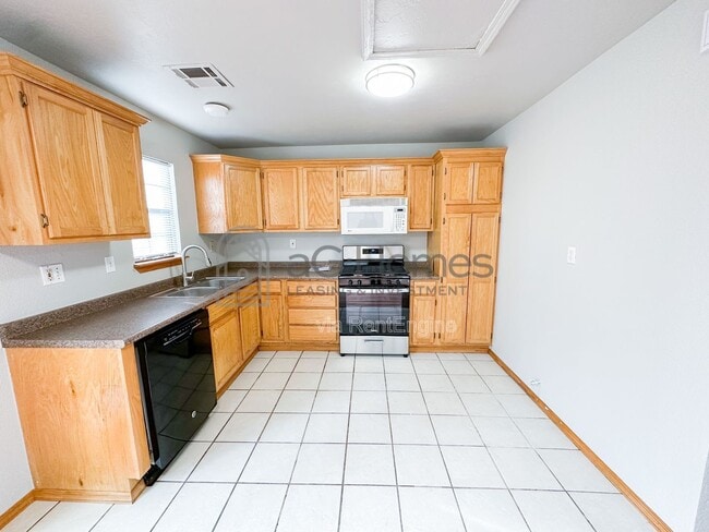 Building Photo - 2212 Doris Ave