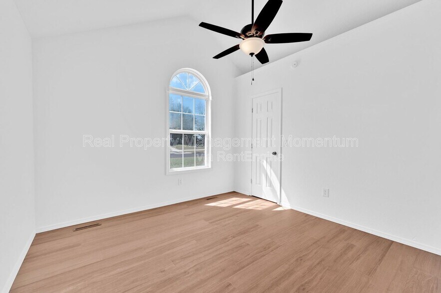 Building Photo - 882 S Hickory Ln