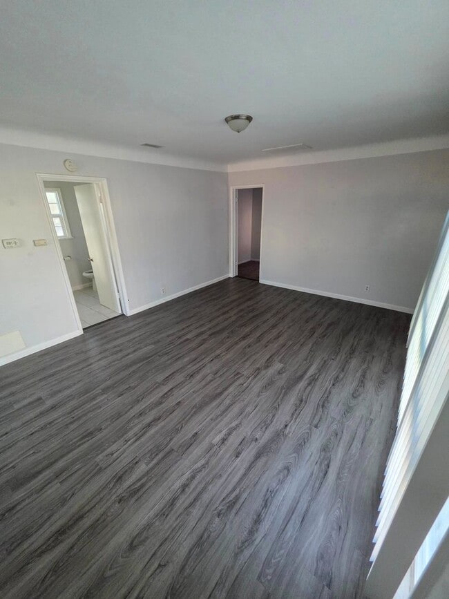 Interior Photo - 5525-5535 W 118th St