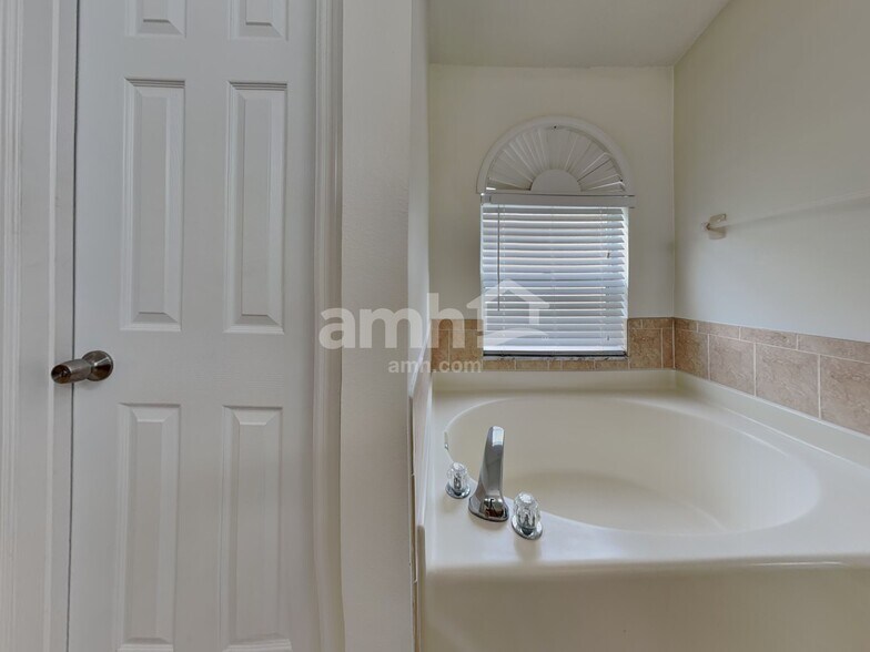 Building Photo - 3704 Lockridge Dr