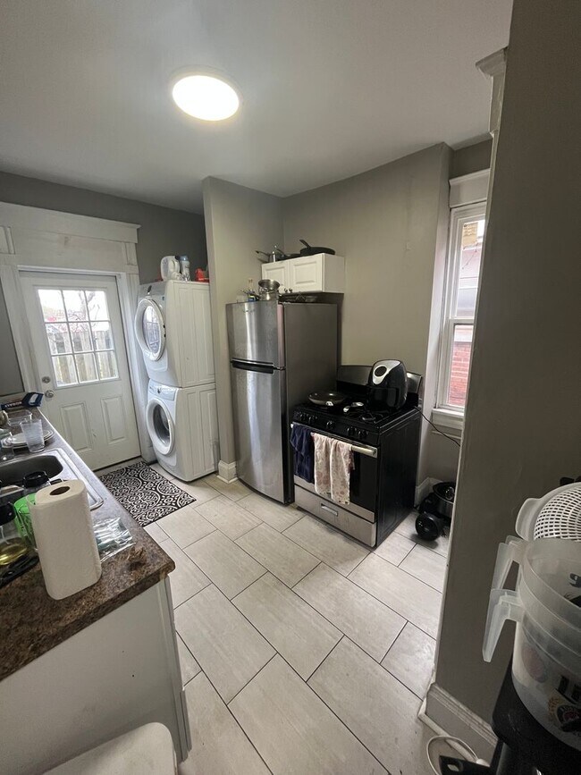 Building Photo - Five Bedroom Available for 26-27 School Year!