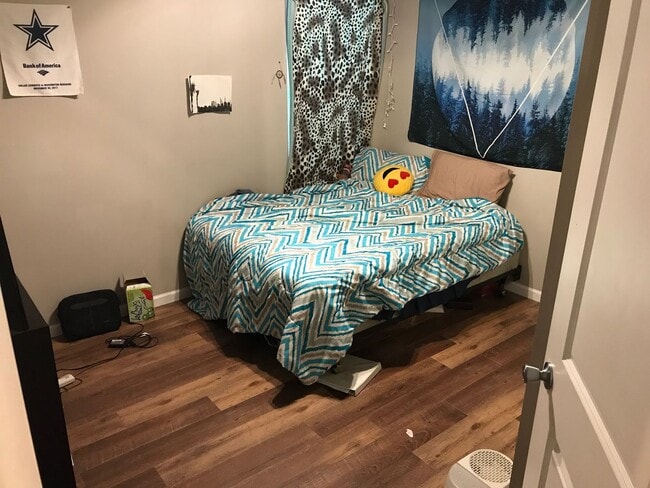 Building Photo - 3D Tour Available - Great Location + Washer & Dryer + Pet Friendly! Available August 1st!