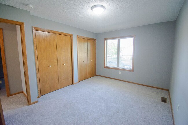 Building Photo - Pristine, Bright, and Move-In Ready in SW Rochester!