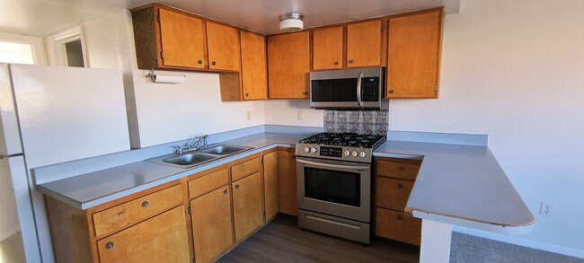 Building Photo - 3 bedroom 3 bath apartment close to town!