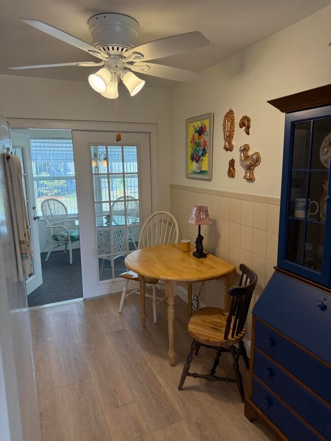 Building Photo - 440 SE Fini Dr