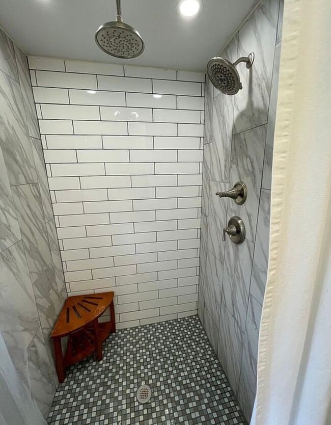 Building Photo - Charming 3-Bedroom Home in Crestwood with a Private Creekside Backyard