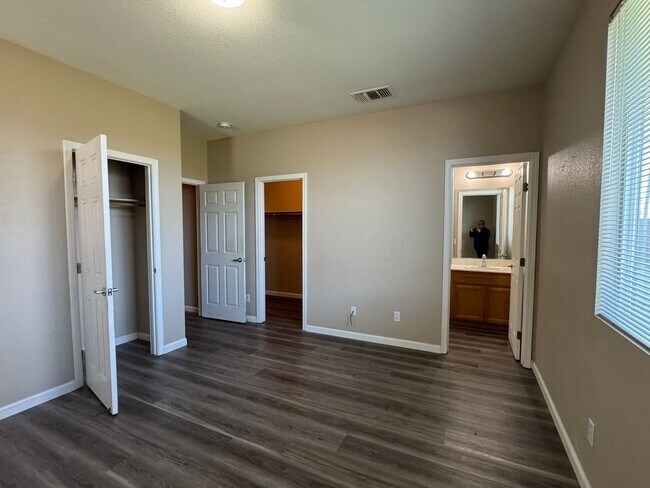 Building Photo - Four Bed, Two Bath Home Close to Hwy 99 an...