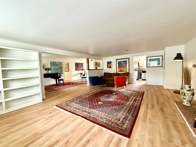 Building Photo - Unfurnished 4 bedroom/2 bathroom home with...