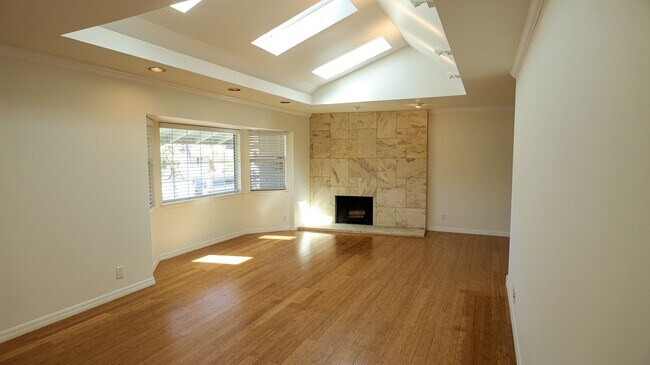 Building Photo - Beautifully Remodeled 3 Bed, 2 Bath Home i...