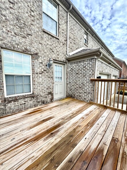 Building Photo - 641 Hampton Way