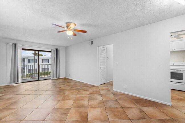 Building Photo - 120 Cypress Club Dr