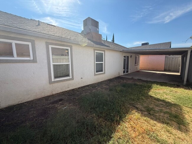 Building Photo - Updated single story located in Modesto!