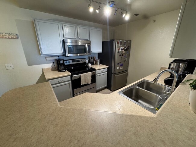 Building Photo - Maintenance Free Englewood Condo