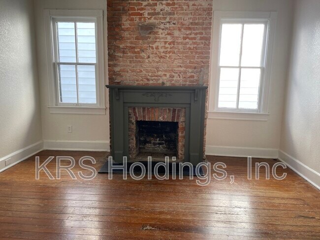Building Photo - 423 London St