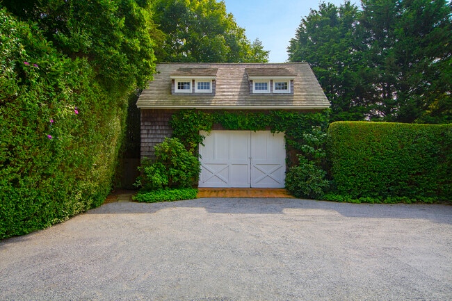Building Photo - 35 Huntting Ln