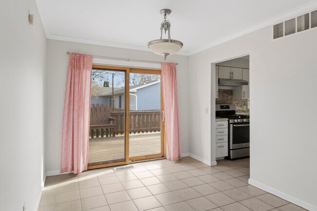 Building Photo - 1903 Sumac Dr