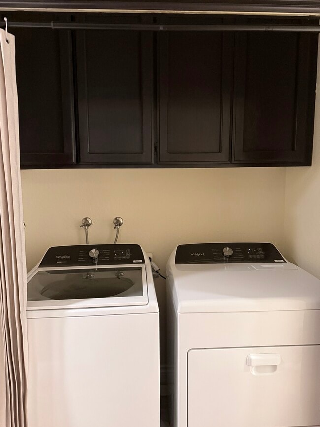 Building Photo - 27464 Meadow Dr