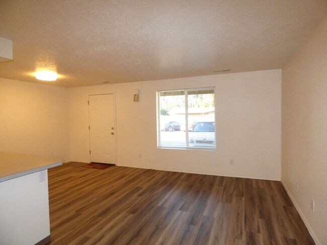 Building Photo - Rent Special: 1/2 Off March's Rent - Ground Level 2 Bed 1 Bath W/ Air Conditioning