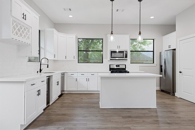 Building Photo - 806 E 39th St