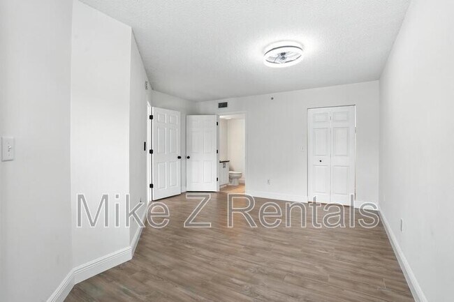 Building Photo - 8880 Colonnades Ct W