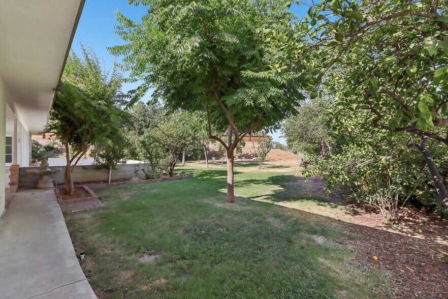 Building Photo - 1184 Lyndhurst Dr