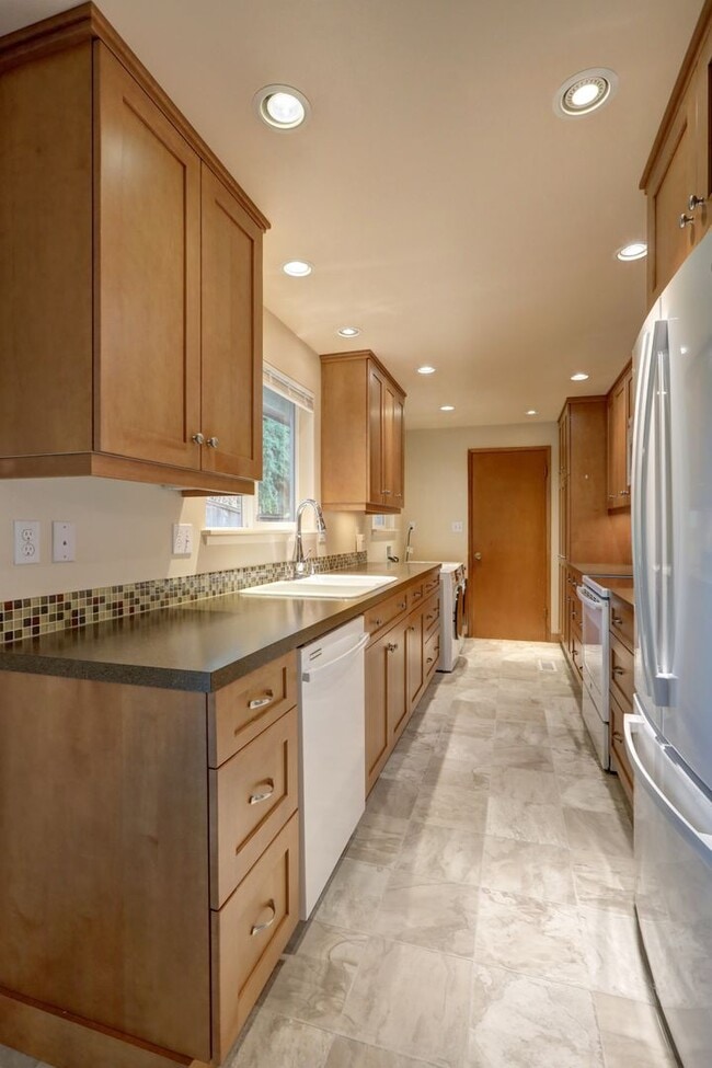 Building Photo - Charming Rambler Available in Perfect Newcastle Location - Move-in Ready!