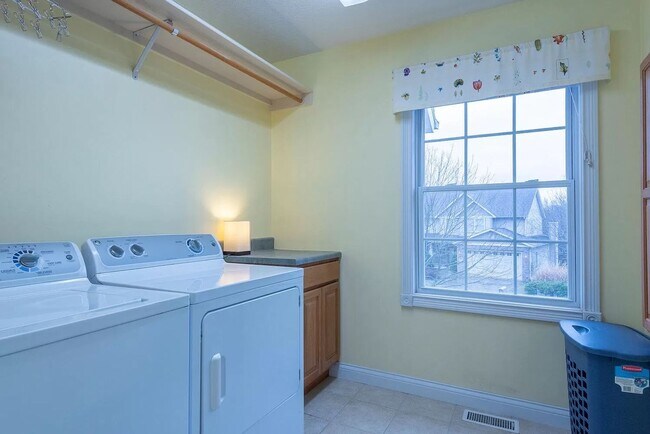 Building Photo - Bright, Spacious Home with Tons of Charm and Comfort