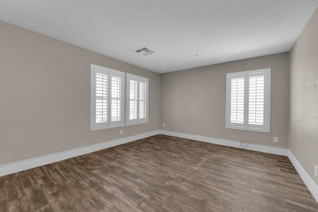 Building Photo - Beautiful Two bedroom 2 1/2 bath