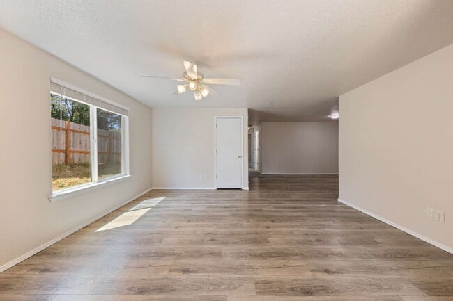 Building Photo - Spacious 3 bedroom Duplex