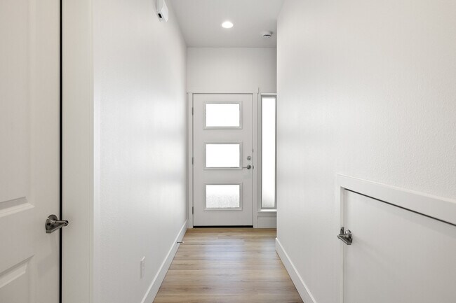 Building Photo - 1141 UnderwoodUnit 110