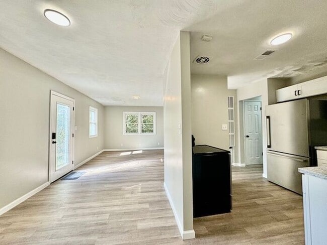 Building Photo - MOVE IN SPECIAL