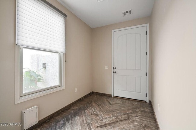 Building Photo - 3853 E Sabra Ln