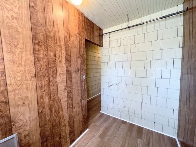 Building Photo - 1 bedroom duplex close to Dillons
