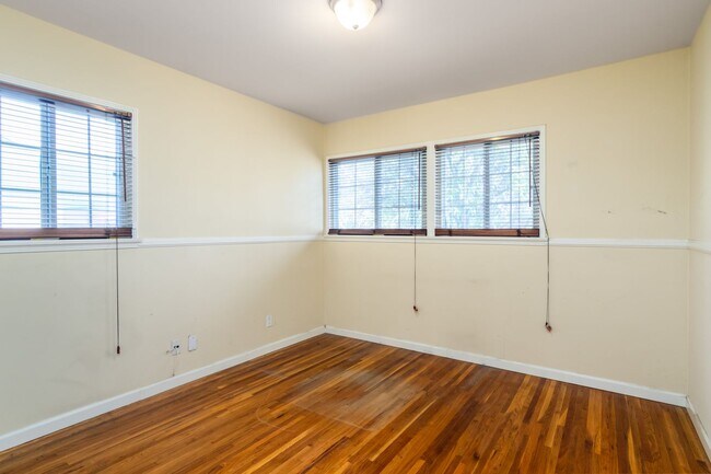 Building Photo - Spacious 3 Bedroom / 2 Bathroom Home in La...