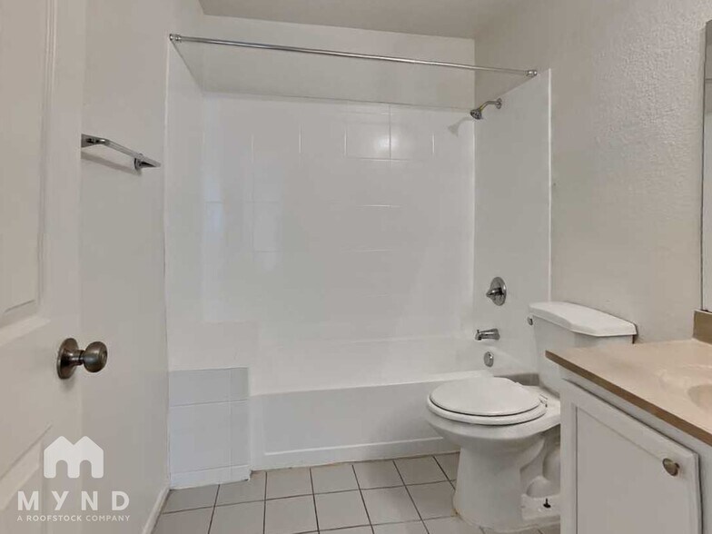 Building Photo - 8913 W Fairmount Ave