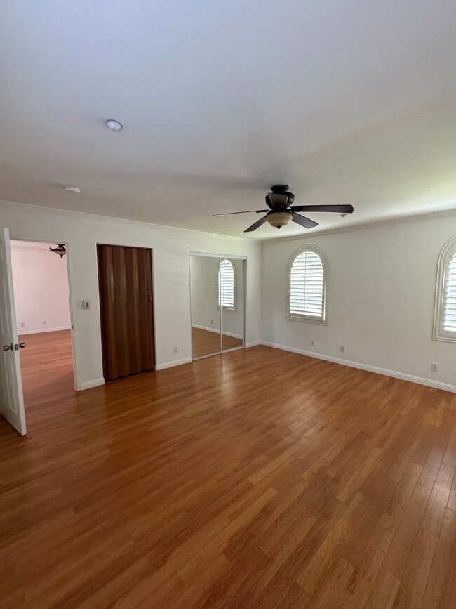 Building Photo - 923 Royal Oaks Dr