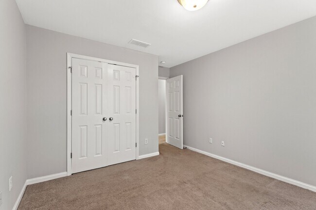 Building Photo - 136 Lowell Ct