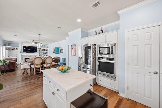 Building Photo - 1207 Lakeway Dr