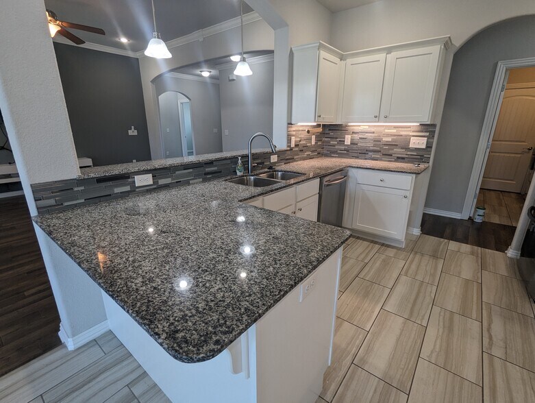 Kitchen with granite counter top - 4360 W Wales Dr