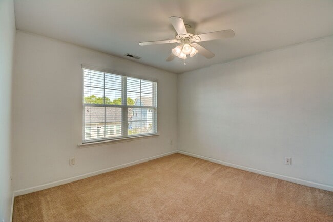 Building Photo - Gorgeous 5 Bedroom Home in Neighborhoods of Holly Ridge