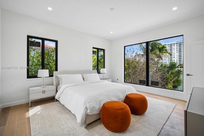 Building Photo - 5661 Pine Tree Dr