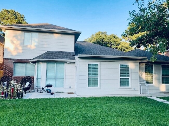 Building Photo - 5739 Henniker Dr