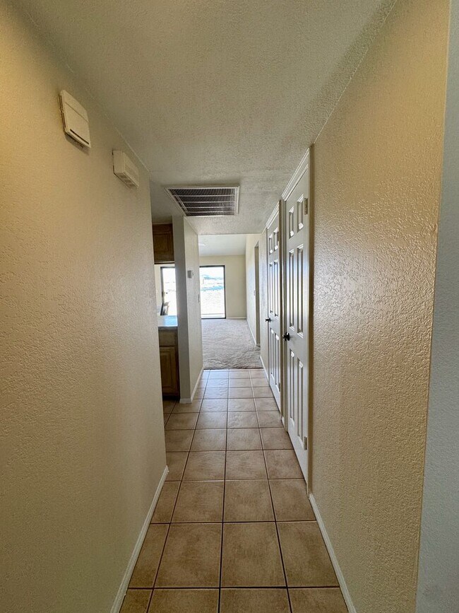 Building Photo - 3-Bedroom Condo with Spectacular Views in ...