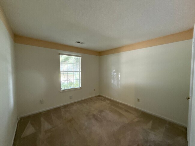 Building Photo - 3-Bedroom Home close to University!